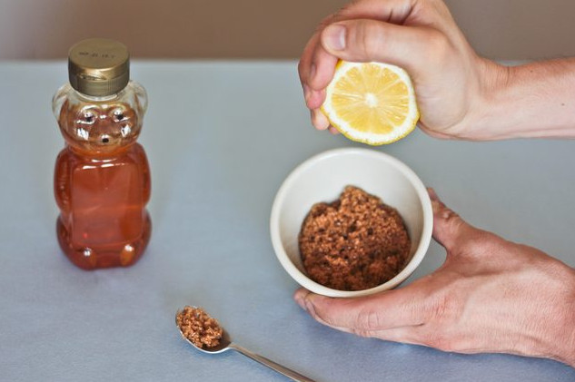 Chăm sóc da tay: Ngâm tay vào nước lạnh, sau đó, dùng khăn bông lau khô để giúp đôi tay giữ được độ ẩm. Tiếp đó vắt lấy nước cốt chanh trộn cùng với đường nâu và thoa đều lên tay. Khi chăm sóc da xong tay sẽ mềm và mịn hơn rất nhiều. Ảnh: Hoithichdep.com.