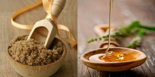 Mặt nạ tẩy da chết cho da từ đường nâu: Trộn 2 muỗng đường nâu và 2 muỗng mật ong với nhau. Thoa đều hỗn hợp lên mặt theo vòng tròn, di chuyển từ cằm lên trán trong vòng 2 phút. Sau 15 phút thì rửa mặt lại bằng nước mát. Ảnh: Adiva.com.vn.