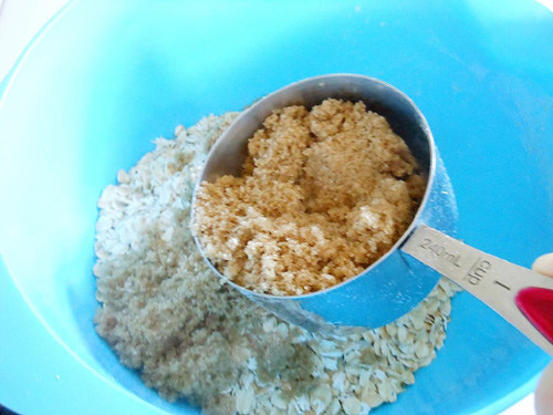 Loại bỏ mụn: Chuẩn bị 2 thìa đường nâu, 1 thìa bột yến mạch, ½ thìa cà phê quế và 1 thìa cà phê dầu oliu. Tất cả trộn thật đều thành hỗn hợp dùng để bôi lên mặt, đặc biệt là khu vực vùng da có mụn. Ảnh: congthucmonngon.com