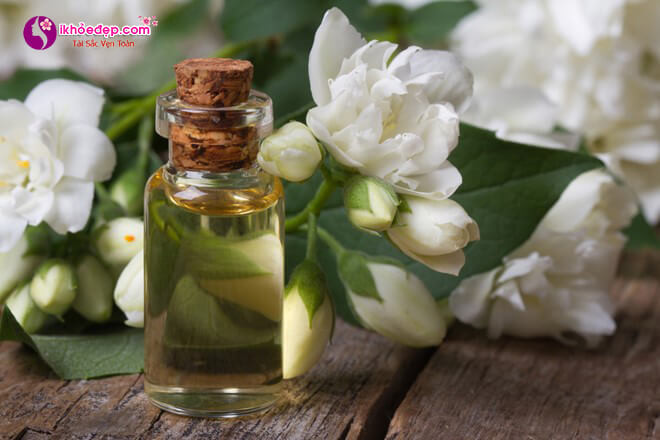 Cho tất cả hỗn hợp đã trộn vào một nồi nấu nhỏ. Đặt nồi lên bếp và đun chúng ở nhiệt độ thấp. Trong khi hỗn hợp âm ỉ, bạn từ từ khuấy đều hỗn hợp. Tắt bếp và chờ cho hỗn hợp nguội. Khi ấy đổ hỗn hợp từ nồi thủy tinh vào chai. Sau đó, đậy kín nắp chai lại và lắc mạnh nhiều lần. Ảnh: Ikhoedep.com.