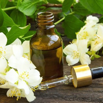 Nước hoa thu được bạn có thể dùng trong 4-6 tuần. Nếu có thể tung tẩy sáng tạo kết hợp nhiều loại hoa và cỏ thơm với nhau như xả, hoa bưởi và lá chanh. Ảnh: atinhdau.com.