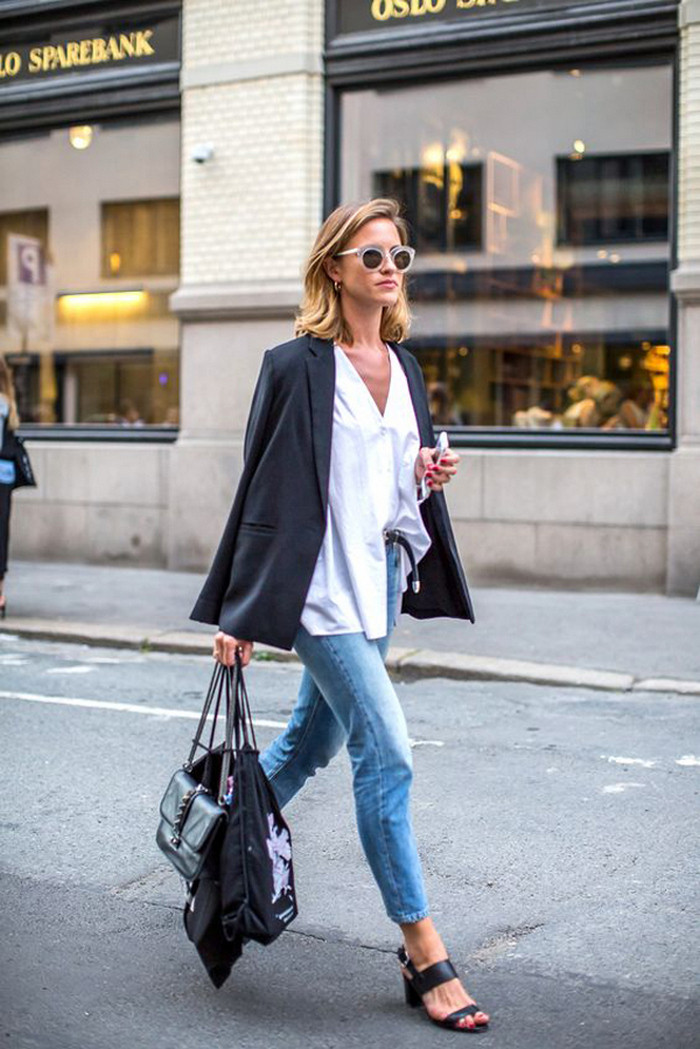 Với trang phục đời thường, có thể mix trang phục blazer năng động cùng quần jeans skinny. Với bộ đồ hoàn hảo này, bạn có thể mặc đi làm, đi học hay gặp mặt đối tác đều rất phù hợp.