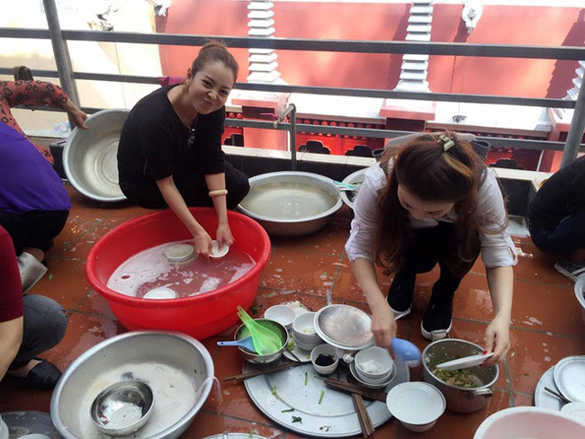 5. Rửa chén bát: Các nhà khoa học cho rằng đây là công việc phù hợp để đốt cháy lượng calo từ những món ăn vặt. Bạn hãy ngồi xổm để thực hiện công việc này nhé. Ngồi xổm rửa bát giúp luyện tập sức mạnh của cơ chân, trọng lượng của cơ thể dồn lên đôi chân giúp đốt cháy mỡ ở vùng này hiệu quả hơn. Ảnh: Thoibao.today.