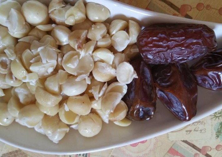 2. Sữa hạt Macca và chà là. Nguyên liệu: Hạt macca tách vỏ, chà là khô bỏ hạt, nước đun sôi. Tách hạt macca. Ngâm Macca với nước sạch 2-4h giúp hạt mềm và xay mịn hơn. Ảnh: cookpad.com.