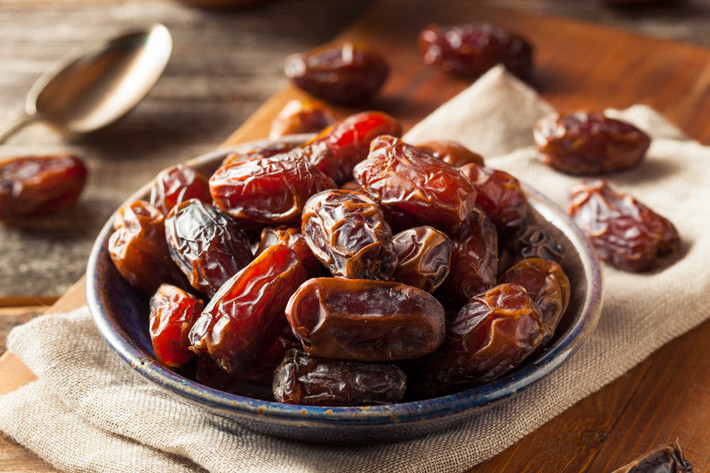 1. Bánh chà là và nho khô. Nguyên liệu: Bột mì, đường thốt nốt, bơ, nước bưởi, dầu oliu, muối, chà là khô, nho khô, trứng gà. Chà là cắt nhỏ bỏ hạt. Trứng gà cho vào máy đánh bông lên sau đó cho đường, dầu, bơ, muối đánh đều, tiếp đến cho bột mì vào quay tiếp 2 phút. Ảnh: sanphamxachtay.net.