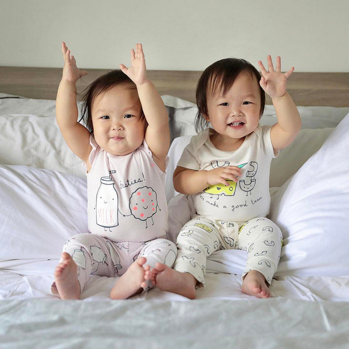Giờ đây, hai bé hoàn toàn khỏe mạnh, trở thành những em bé bụ bẫm đáng yêu nhất thế giới.
