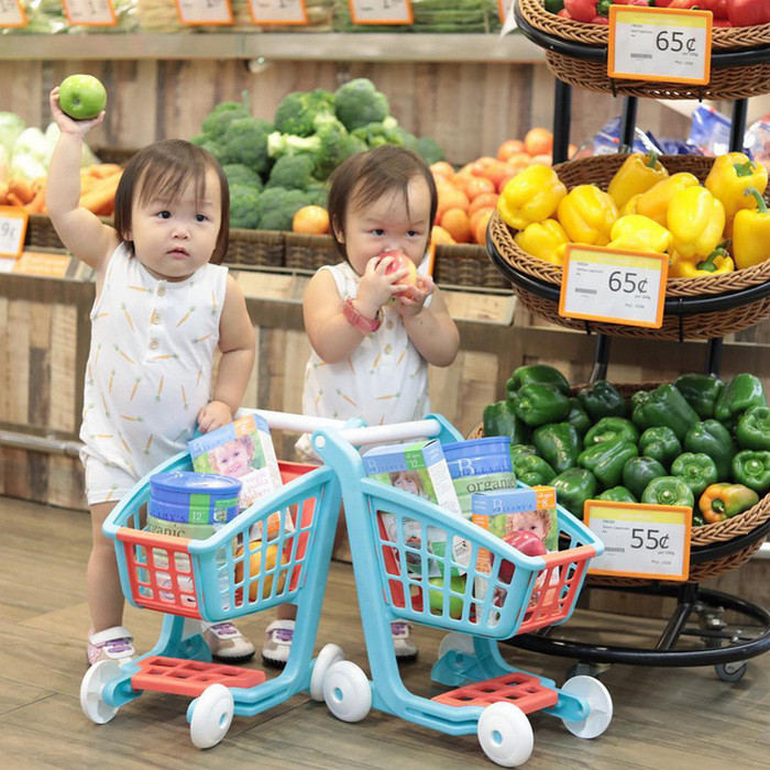 Cặp sinh đôi này trở nên nổi tiếng trên Instagram với 323.000 lượt người theo dõi. Thậm chí các tờ báo trên thế giới đều viết lại câu chuyện về chúng.