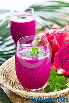Đổ phần thanh long đã xay vào khuôn đựng đá hoặc khuôn rau câu. Cho vào tủ lạnh ngăn đá gần 1 ngày đến khi thanh long đông lại. Lấy ra và thưởng thức. Ảnh: cachlam9.com.