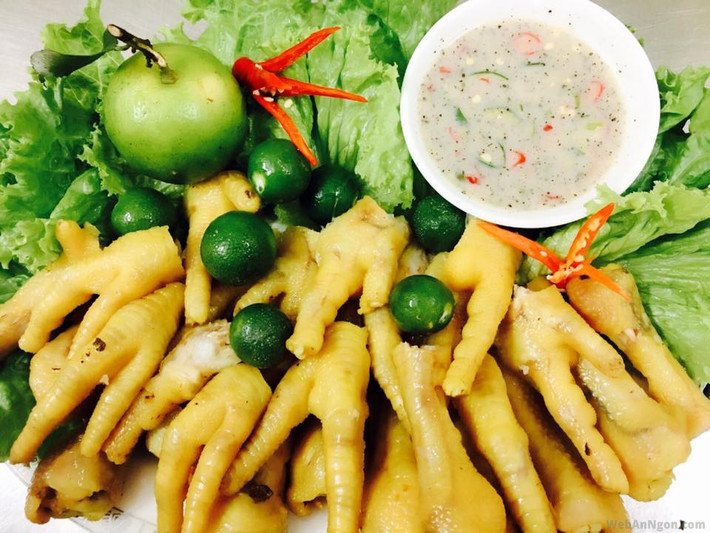 Pha nước chấm: Cho 1 hộp sữa đặc ông thọ, 2 thìa đường, 1 thìa gia vị, ít hạt tiêu, vắt 1 quả chanh, cắt ớt, vắt 2 quả quất sau đó cắt nhỏ vỏ quất vào bát. Trộn đều. Nêm nếm cho vừa miệng. Chấm chân gà cùng nước chấm. Ảnh: webanngon.com.