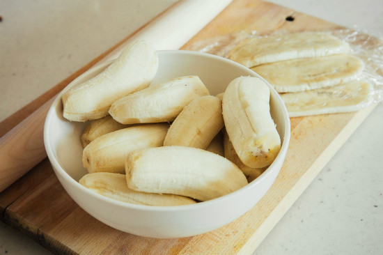 4. Chuối sứ chiên xù. Nguyên liệu: Chuối sứ, bột mì, bột gạo, muối, sữa đặc, trứng gà, lá dứa xay. Chuối xẻ đôi. Trứng gà và sữa sẽ trộn chung và cho nước lá dứa vào từ từ và quấy thật đều. Ảnh: vietq.vn.