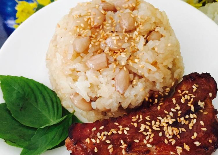 Đem sườn ra bỏ vào nước ướp còn dư ban đầu trộn đều lần nữa cho thấm. Xôi trong nồi hấp thêm 5 phút nữa. Sườn đem ra nướng 250 độ trong thời gian 10 phút cho vàng mặt. Xới xôi và đem sườn ra dĩa, rắc 1 ít mè đã rang vàng rồi thưởng thức. Ảnh: cookpad.com.