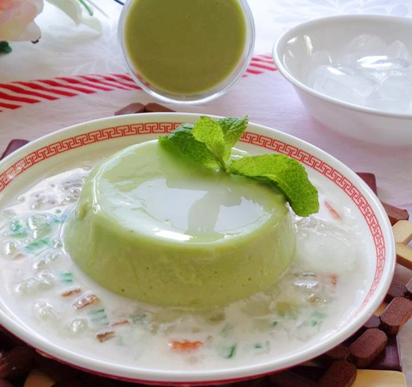 Cách làm nước cốt dừa ăn kèm: nước cốt dừa bỏ vào nồi nấu sôi lên, cho thêm sữa đặc vào cho có độ ngọt vừa phải. Khuấy cho tan sữa rồi để nguội. Lấy bơ ra khuôn bỏ vào dĩa, chan nước cốt dừa vào, cho thêm đá bào là có thể ăn được. Ảnh: Eva.vn.