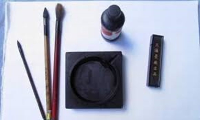 Mực tàu được làm từ muội than của nhựa hoặc gỗ cây thông bị đốt cháy rồi hòa với chất keo và hương liệu. Loại mực này được dùng làm thuốc với vị cay, tính bình, không độc, vào được các đường kinh tâm, can và thận. Để chữa bệnh, nên chọn loại mực để càng lâu càng tốt. Ảnh: Thuphapvietnam.