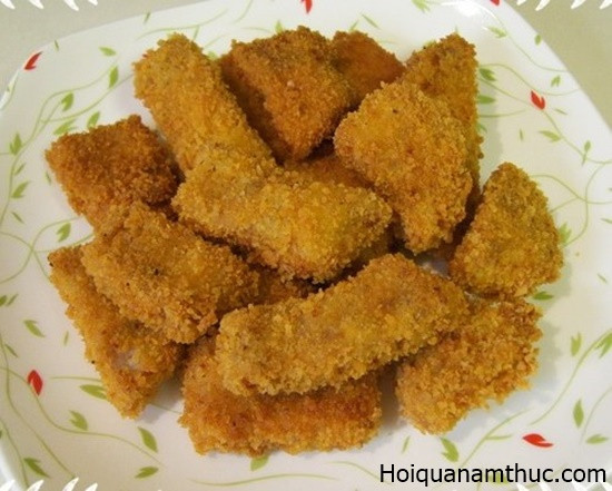 Cho ít dầu vào chảo, cho gừng chua, đồ chua, hành lá, ớt cắt nhuyễn vào xào thơm cho hơi ráo rồi cho chén nước gia vị vào, đun sôi lên. Làm sệt sốt bằng ít nước bột năng pha loãng. Ảnh: hoiquanamthuc.com.
