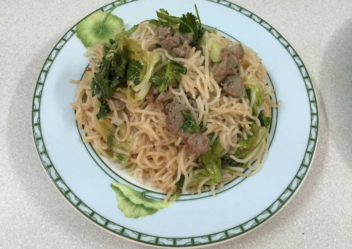 Cho bún vào đảo đều. Đổ nước tương vào xào cho thấm, trút xà lách vào. Nêm bột nêm, nước tương, tiêu xay vào trộn đều và tắt bếp. Thịt bò xào trước bằng chảo khác cho vào trộn đều cùng nữa là xong. Ảnh: cookpad.com.