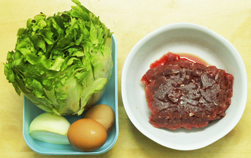 2. Salad xà lách trộn thịt bò. Nguyên liệu: Thịt bò phi lê, xà lách, rau thơm, cà chua, nước mắm, đường, bột ngọt, dầu ăn, dầu hào, tỏi, giấm táo. Rau nhặt bỏ những chỗ hư, úa, dập rồi rửa sạch. Xé nhỏ xà lách để trộn cho thấm. Ảnh: eva.vn.