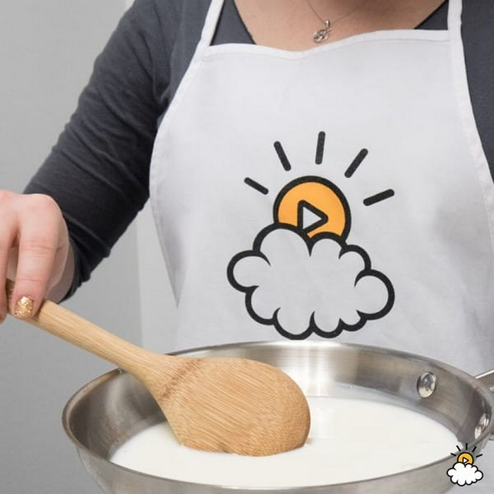 Làm phô mai. Không có nguyên liệu nào làm phô mai ngon hơn sữa hết hạn. Người xưa rất thường làm như vậy.