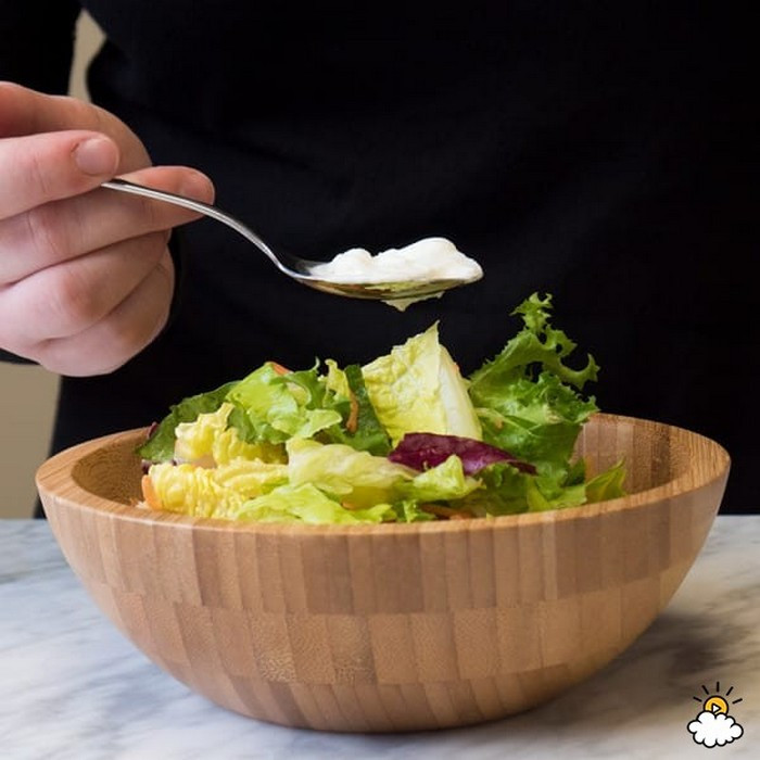 Làm salad. Nếu bạn có sữa tươi không tiệt trùng hết hạn, có thể tận dụng trộn cùng salad. Nhưng nếu là sữa đã tiệt trùng không nên, e rằng nó bị vón cục.