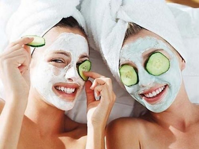 Đắp mặt nạ tự nhiên. Trời nồm khiến làn da trở nên bí bách do lượng dầu tiết ra nhiều. Để khắc phục tình trạng này bạn nên làm vài loại mặt nạ để chăm sóc da nhờn vào những ngày trời nồm. Ảnh: Thesun.