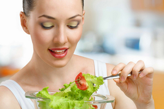 Chú ý đến chế độ dinh dưỡng. Bạn nên tập trung ăn nhiều rau xanh, trái cây và hạn chế những thực phẩm chứa nhiều dầu mỡ vì những loại thực phẩm này kích thích lớp dầu và bã nhờn tăng. Ảnh: Nhathuocan.