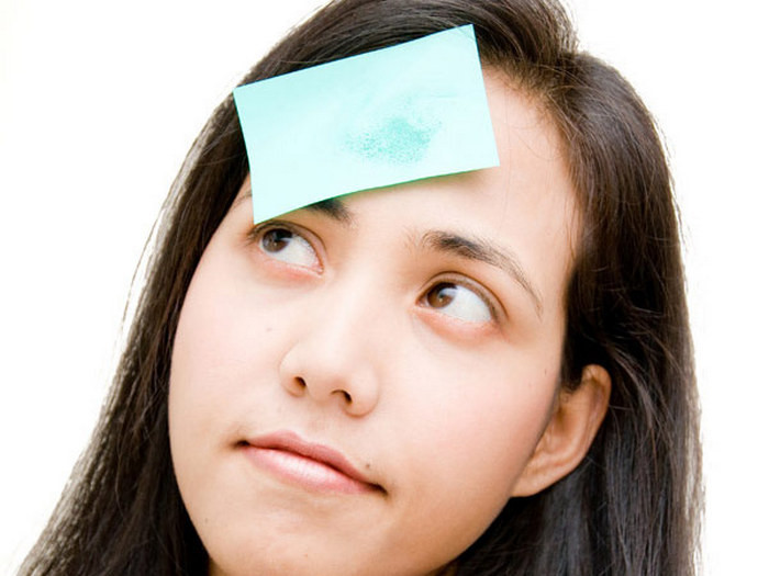 Dùng giấy thấm dầu. Không nên bỏ qua phụ kiện làm đẹp này, nhất là với những cô nàng công sở luôn phải trang điểm. Tờ giấy thấm dầu sẽ như vật cứu cánh loại bỏ lớp dầu trên da và giữ nguyên lớp trang điểm cho bạn. Ảnh: Nhathuocan.