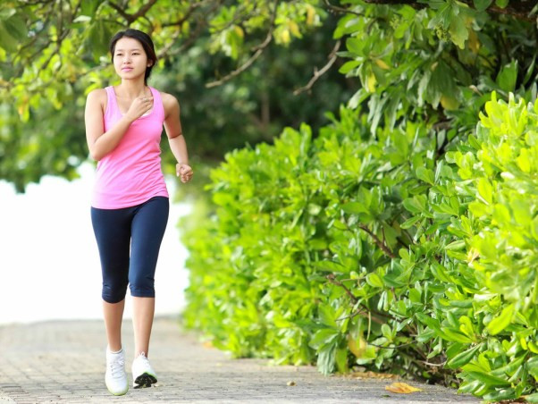 1. Tăng cường vận động: Chỉ có rèn luyện thể dục thể thao mới có thể giảm lượng axit dư thừa, cân bằng pH. Đi bộ là hình thức thể dục tốt nhất cho giúp ích cho việc này. Ảnh: giauco.com.
