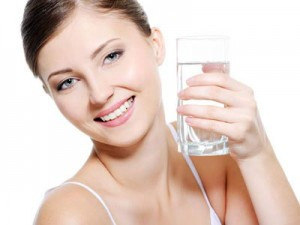 8. Uống nhiều nước: Việc tưởng chừng như đơn giản này lại rất hiếm người thực hiện được, và lượng nước từ 2,5 - 3 lít nước tương ứng này sẽ lọc bỏ các chất độc hại trong cơ thể. Ảnh: drhaile.vn.