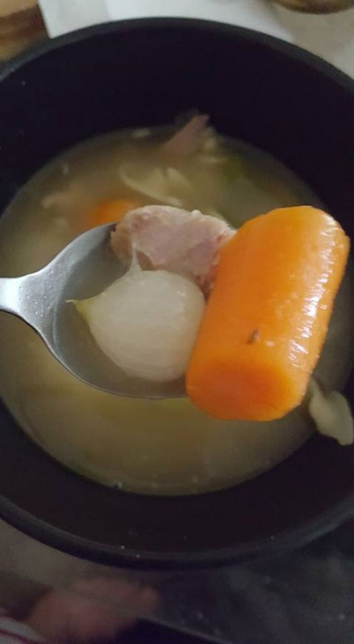 Cô đặt ra chế độ giảm cân tập trung vào rau củ quả và chỉ rất ít khẩu phần thịt, kiêng hoàn toàn bánh ngọt và đồ chiên rán. Cô thường bổ sung thêm cà rốt, loại quả có thể cung cấp thêm năng lượng nhưng có thể tăng sắc tố cho da khi cô gái giảm cân quá đà.