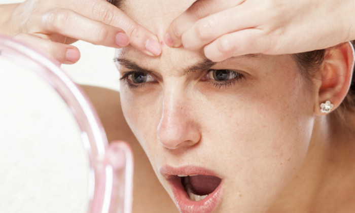Trị mụn nhọt. Gai bồ kết, quả bồ hòn đốt thành than, tán bột mịn trộn với bồ hóng bếp và nhựa thông phết vào giấy bản làm cao dán lên mụn khoảng 5-10 phút rồi sau đó gỡ ra, mụn sẽ theo hỗn hợp hút hết ra ngoài. Ảnh: Trimunboc.