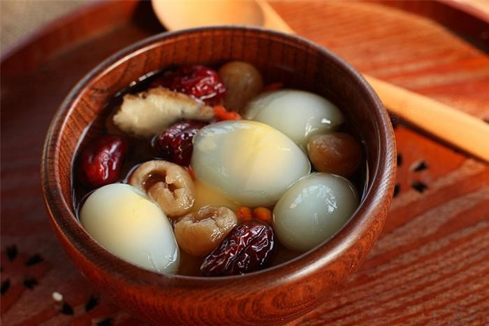 Canh chim cút long nhãn. Nguyên liệu: Chim cút, đậu đỏ, long nhãn, gừng. Chim cút chế biến sạch. Cho tất cả vào đun cho tới chín, vừa ăn, ăn liên tục trong nhiều ngày.
