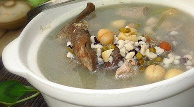 Chim cút nấu với hoàng kỳ. Nguyên liệu: Chim cút, đảng sâm, hoàng kỳ, gừng tươi. Cho thêm nước vào tất cả các nguyên liệu kia rồi nấu chín, ăn thịt chim và uống nước, có thể thêm hành và gia vị cho vừa khẩu vị. Ảnh: giadinh.net.vn.