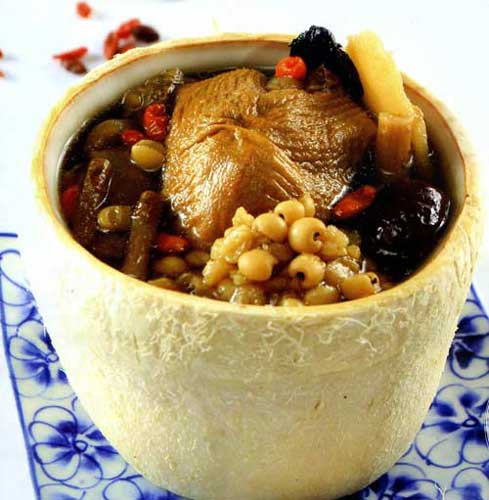 Canh đỗ trọng chim cút. Nguyên liệu: Chim cút, kỷ tử, đỗ trọng. Chim cút chế biến sạch, cho thêm nước vào đun sôi, sau đó ăn nước cốt và thịt chim cút, nên ăn thường xuyên để cải thiện trí não tốt nhất. Ảnh: Hyluflex.com.