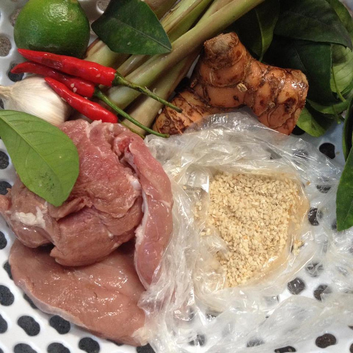 3. Lợn giả thịt bê táp vừng. Nguyên liệu: Thịt lợn, sả, riềng, vừng trắng, đường, nước cốt chanh, bột ngọt, bột canh, ớt, tỏi, lá chanh. Thịt lợn rửa sạch, thái mỏng. Đun sôi nước rồi cho thịt vào chần chín tới, đổ ra rổ cho ráo nước. Riềng xay nhuyễn. Sả, ớt thái mỏng. Ảnh: bepgiadinh.com.