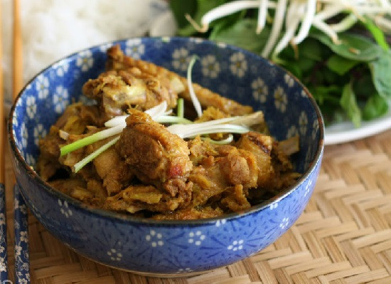 Cho thêm đường vào, đun đến khi nước trong nồi sền sệt sóng sánh. Tắt bếp, múc thịt ra bát, trang trí với rau sống cho đẹp mắt. Dùng nóng với cơm hay bún đều ngon. Ảnh: toinayangi.vn.