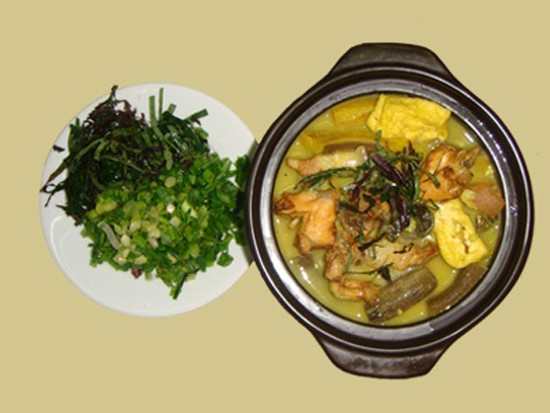 Chế nước vào ngập, đun sôi, hạ bớt lửa cho chuối chín mềm; trút đậu phụ rán vào đảo đều, cho ốc đã xào qua vào đảo đều, đun sôi trở lại tiếp tục nêm mắm, muối, mì chính vừa ăn. Cho hành hoa, tía tô thái nhỏ vào đảo đều, ăn nóng. Ảnh: toinayangi.vn.