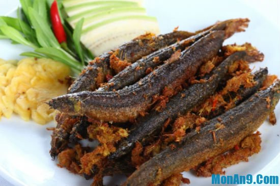 Ướp cá chạch cùng với các nguyên liệu trên, mắm và mì chính trong vòng 1-2 giờ cho ngấm đều gia vị. Bắc chảo lên bếp, cho dầu ăn vào đun sôi sau đó cho cá chạch vào chiên nhỏ lửa cho tới khi chạch chín vàng đều và giòn là được. Ảnh: monan9.com.