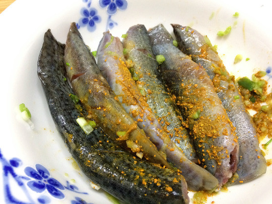 2. Cá chạch kho nghệ. Nguyên liệu: Cá chạch, nghệ, giấm, gia vị, dừa tươi. Cá làm sạch, chần qua nước sôi cho bớt nhớt. Đổ cá vào bát ướp với đầu hành băm nhuyễn, chút muối, đường, nước mắm và chừng hai muỗng canh nghệ tươi giã nhuyễn vắt lấy nước.
