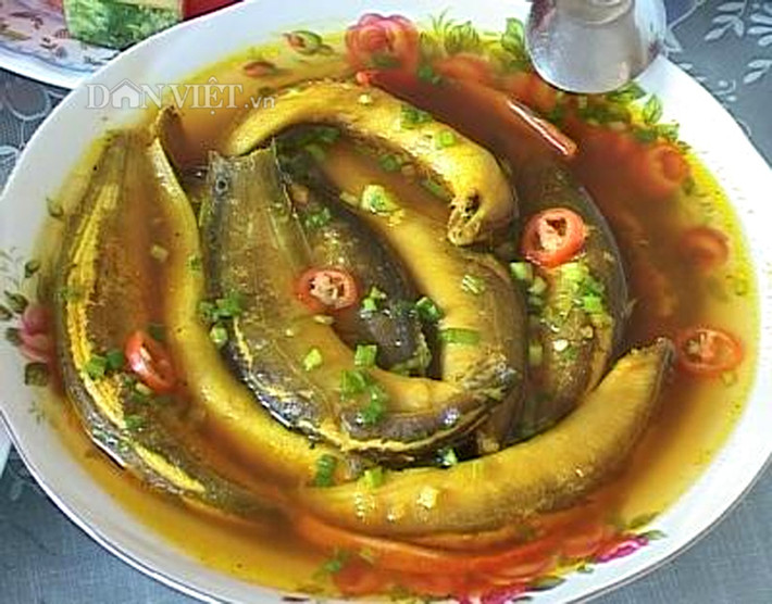 Đổ nước dừa vào nồi đun. Khi nước dừa sủi bọt li ti thì trút cá vào nồi kho, đến khi cá chín mềm, nước dừa hơi cạn lại, nêm nếm lại cho vừa miệng, rồi cho hành lá xắt nhỏ vào tắt bếp, múc cá ra dĩa rắc thêm ít tiêu xay và ớt lên. Ảnh: 24h.com.vn.