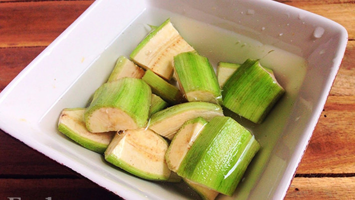 3. Cá chạch om chuối xanh. Nguyên liệu: Cá chạch, chuối xanh, thịt ba chỉ, nước nghệ, đậu phụ, muối, bột nêm, hành hoa, rau răm, lá lốt, ớt, cà chua, mẻ, hành khô. Dùng muối, giấm làm sạch nhớt chạch. Cắt bỏ đầu, đuôi, rửa sạch, để ráo nước rồi ướp với 2 thìa bột nêm, tiêu bắc, ớt thái lát. Ảnh: dongduocthaiy.com.