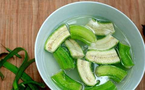 Chuối xanh tước vỏ ngoài, thái vát, ngâm với nước pha giấm cho trắng. Đến khi gần nấu thì vớt ra, để ráo nước. Phi thơm hành khô, cho cà chua vào đảo đều. Cho cá chạch đã ướp vào đảo nhẹ tay cho săn, ngấm gia vị, cho nước mẻ, nước nghệ vào. Đậy vung, đun nhỏ lửa. Ảnh: phunutoday.vn.