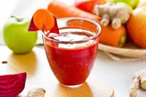 Nước ép củ dền, cà rốt. Nguyên liệu gồm 500gr cà rốt, 500gr củ dền, 20gr mơ khô, 20gr nho khô, 2 cốc nước – 450ml nước, 2 muỗng canh mật ong. Cà rốt, củ dền gọt vỏ, rửa sạch và xắt thành từng miếng nhỏ. Ảnh: Epmat.