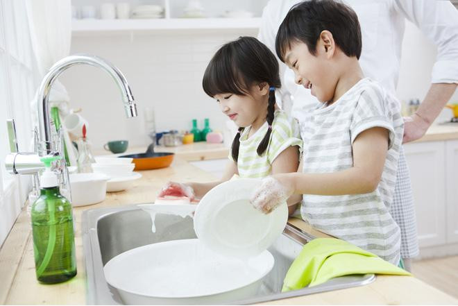 12. Dạy con dọn bát sau mỗi bữa ăn: Sau khi bé ăn xong, mẹ hãy yêu cầu bé tự thu dọn bát đĩa của mình vào trong mâm hay mang tới bồn rửa bát, sẽ giúp bé tự lập sớm, tạo thói quen ngăn nắp và sạch sẽ, không chỉ thế còn tạo cho trẻ sự hứng khởi vì được làm những việc như người lớn. Ảnh: sachphapluat.net.