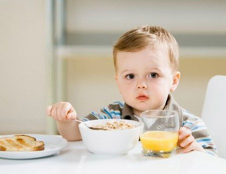 1. Kỹ năng tự xúc ăn: Vì 3 tuổi là mốc đánh dấu trẻ bắt đầu đi học mẫu giáo. Tới lớp con sẽ bị đói vì lớp học đông mà chỉ có 2 cô giáo nên không thể nào bón cho từng bé ăn được. Đừng vì sợ dọn dẹp mà không tập cho con, điều đó sẽ giúp trẻ tự lập sớm, không ỷ lại hay phụ thuộc vào sự chăm sóc của cha mẹ.