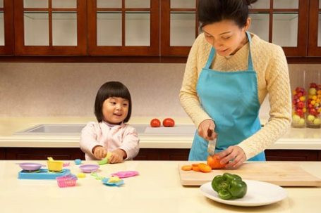 11. Dạy con giúp mẹ dọn cơm cho cả nhà: Những việc đơn giản khi dọn cơm như: chia khăn giấy, bát ăn, chia đũa cho mọi người trong nhà mẹ có thể dạy bé. Trẻ rất thích bắt chước người lớn và rất thấy hứng thú khi được công nhận. Ảnh: singlemum.vn.