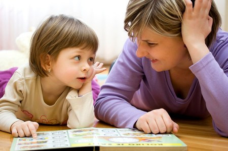 9. Dạy con tập đọc sách: Điều này giúp bé phát triển không chỉ về tư duy, trí thông minh mà còn tạo ra thói quen học tập cho bé từ sớm. Nên mua những quyển sách có chứa nhiều hình ảnh ngộ nghĩnh để kích thích thị lực và trí tò mò của bé và tạo cho bé một không gian thoáng và yên tĩnh để trẻ đọc sách. Ảnh: doisong.vn.