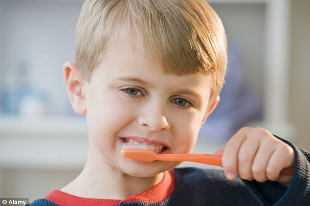 5. Dạy con tự đánh răng và rửa mặt: Nên mua bàn chải ngộ nghĩnh và kem đánh răng dành riêng cho trẻ em và dạy con tập đánh răng và rửa mặt. Lúc đầu bạn có thể hướng dẫn để con biết cách thực hiện nhưng sau đó bạn hãy để con tự làm chứ đừng giúp con. Trong khi bé thực hiện mẹ cha đừng quên việc khen ngợi và khích lệ bé nhé. Ảnh: dailymail.co.uk.
