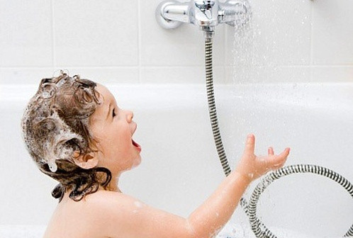 7. Dạy con tự tắm: Chuẩn bị cho bé một chậu nước ấm to, một chiếc khăn cọ và một chiếc khăn tắm lớn và hướng dẫn bé. Trong khi bé tắm, mẹ vẫn cần ở bên cạnh, động viên và khen ngợi bé. Nếu bé chưa làm sạch khu vực nào trên cơ thể thì mẹ cha hãy giúp con. Không nên để con tắm quá lâu sẽ dễ làm con bị cảm. Ảnh: aFamily.vn.