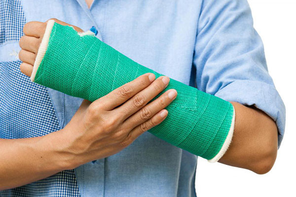 Làm xương gãy nhanh liền: Gián đất sao tồn tính, tán bột, uống mỗi ngày 6 - 9g với nước ấm. Ảnh: TamSuGiaDinh.vn.