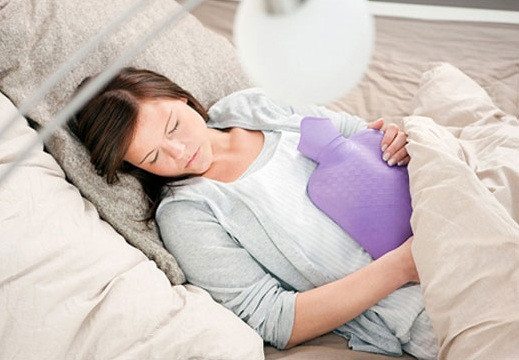 Bế kinh đau bụng: Gián đất 20 con, đào nhân 20 hạt, đại hoàng 15g, sấy khô tán bột, luyện mật làm hoàn, chia làm 4 phần, mỗi ngày uống 1 phần chia làm 2 lần. Ảnh: suckhoe24h.com.vn.