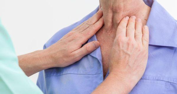 Lao hạch: Gián đất tươi, trần ngõa hoa, hai thứ giã nát đắp vào tổn thương. Ảnh: AloBacsi.com.
